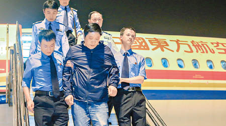 朱振宇被當局從上海押返成都。（互聯網圖片）