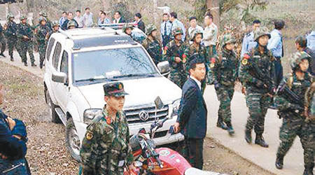 大批警員入山搜捕綁架李紹文的匪徒。