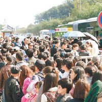 前往香山公園的遊客絡繹不絕。（互聯網圖片）