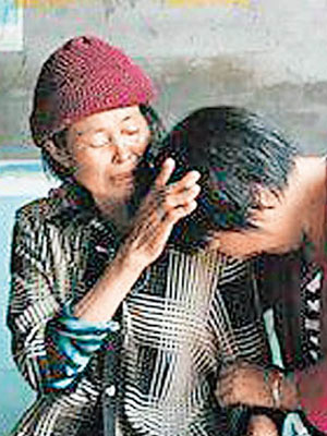鄭發燕與母親重逢後喜極而泣。（互聯網圖片）
