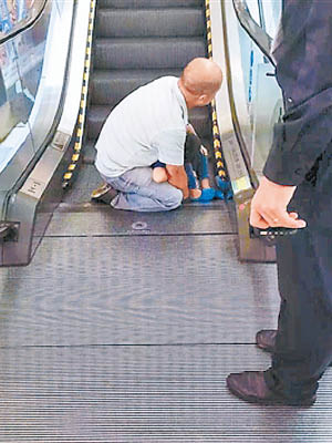 男童左腳連鞋攝進電梯夾縫。（互聯網圖片）