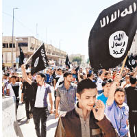 IS近年在伊拉克及敍利亞迅速崛起。圖為摩蘇爾大批IS支持者上街。