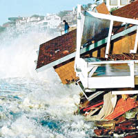 沿岸房屋被大浪沖擊，其中有房屋因此倒塌。（資料圖片）