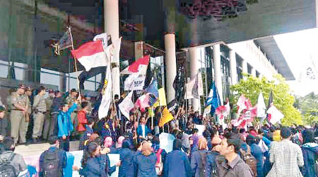 示威者高舉印尼國旗，表達對政府不滿。（互聯網圖片）