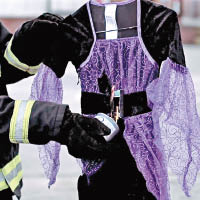 在實驗中，消防員燃燒萬聖節服飾。