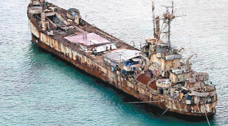 菲律賓的馬德雷山號於九九年圖以擱淺形式竊佔仁愛礁。