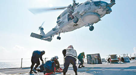 MH60R海鷹直升機在「拉森號」上起降。（互聯網圖片）