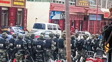 軍警部署在阿壩縣監視藏人一舉一動。