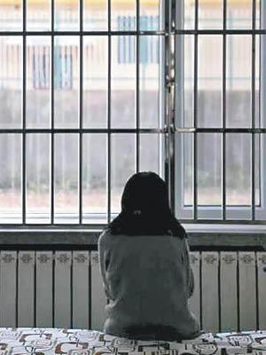 其中一名受害少女被禁錮強迫賣淫。（互聯網圖片）