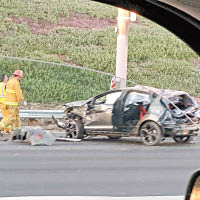 出事的汽車車身嚴重損毀。（互聯網圖片）