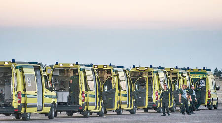 埃及派救護車將空難死者遺體運往軍事基地停放。