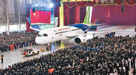 上海浦東廠房昨舉行客機下線儀式。（中新社圖片）