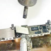 將舊晶片從手機主機板拆除換上新晶片。