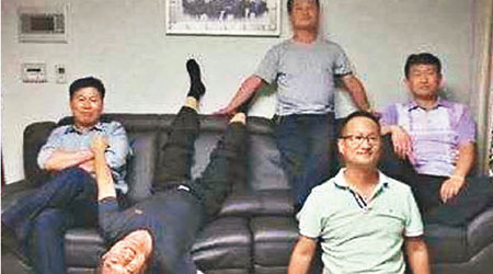 五位父親模仿愛兒們的姿勢，重拍合照。（互聯網圖片）