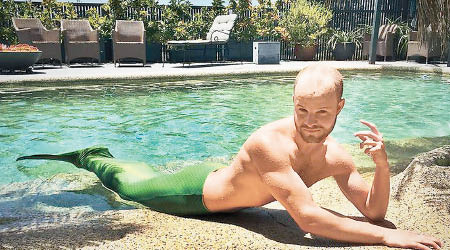 瓦倫丁穿上人魚尾，在公眾泳池暢泳。（互聯網圖片）