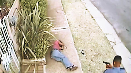 警員涉行刑式槍決一名搶劫疑犯。（互聯網圖片）