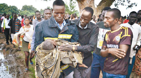 救援人員救出一名男嬰，相信是空難唯一生還者。