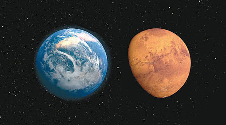 科學家相信火星（右）曾與地球（左）一樣，溫暖而潮濕。（互聯網圖片）