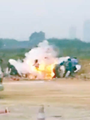 譚姓男子用打火機點燃汽油，隨即引發大火。（互聯網圖片）