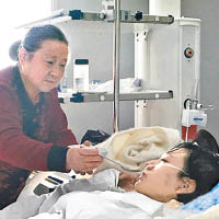 吳金茜的外婆為患病孫女餵食。（互聯網圖片）
