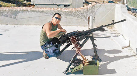 俄羅斯退役士兵阿亞斯早前在敍利亞哈馬省手持武器的照片。（互聯網圖片）
