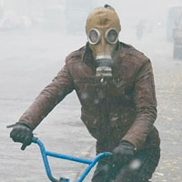 瀋陽市民外出時戴起防毒面罩。