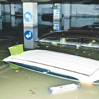 停車場內有車輛幾乎被淹沒。