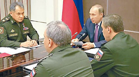 普京（右二）與一眾軍事將領召開會議。