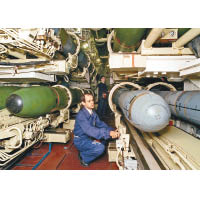 核魚雷可由潛艇搭載。圖為俄軍潛艇的魚雷艙。