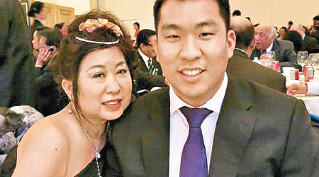 艾瑞克．盧（右）涉嫌買兇謀殺母親辛明珊（左）。（互聯網圖片）