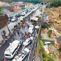 大量山泥衝向村旁高速公路路基，交通運輸一度中斷。