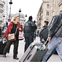 恐襲過後，昨日巴黎街頭保安明顯加強。