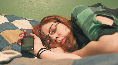 電子產品長開會影響睡眠質素。（互聯網圖片）
