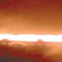 模擬機場的跑道被轟炸至火光熊熊。（互聯網圖片）