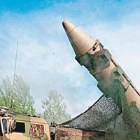 解放軍二炮彈道導彈可炸毀機場跑道。（互聯網圖片）