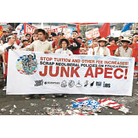 示威者高舉反APEC橫額抗議。（中新社圖片）