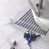 有目擊者用手機拍到一男子遭兩警制服。