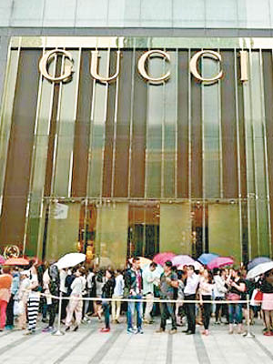 上海多間GUCCI專門店早前推出五折促銷，吸引多人排隊選購。（互聯網圖片）