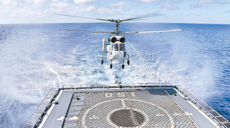 長春艦反潛直升機起飛進行搜救演練。（中新社圖片）
