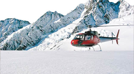 乘坐直升機直登冰川頂部是當地熱門的觀光項目。（資料圖片）