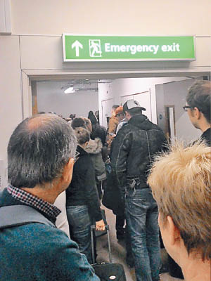 吉域機場南面客運大樓因火警警報，要求所有人疏散。