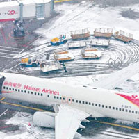 北京機場前日有多班航機因暴雪起飛取消或延誤。（互聯網圖片）