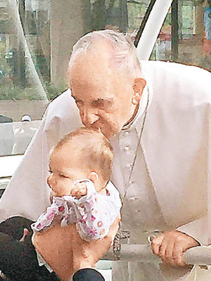 吉安娜於今年九月時，獲教宗親吻。