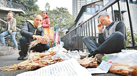 張男擺地攤賣山貨，為患血癌的孫女掙醫療費。（互聯網圖片）