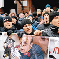 俄國民眾到土耳其大使館示威。