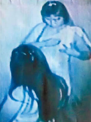 閉路電視拍下兩女把藥物塗在乳頭。（互聯網圖片）