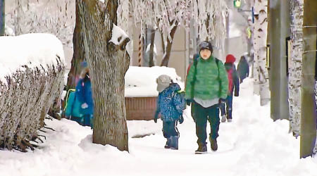 大雪紛飛的札幌，積雪厚度創紀錄。（互聯網圖片）