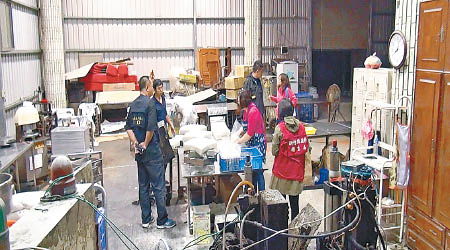 新竹縣政府查獲一家位於湖口鄉的地下食品加工廠。