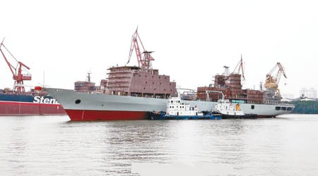 網民拍到在建的901型大型綜合補給艦首艦近日下水。（互聯網圖片）