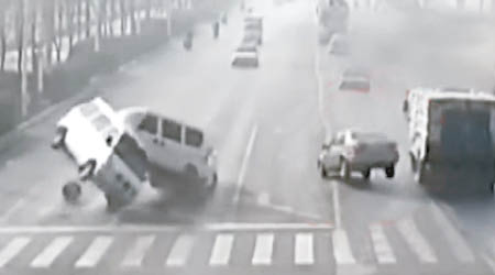 一輛車首先突然騰空翻起，連一旁的兩輛車亦「飛起」。（電視畫面）